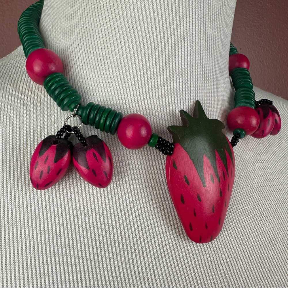 Vintage wooden strawberry pendant necklace with strawberry beads pink and green - Picture 3 of 5